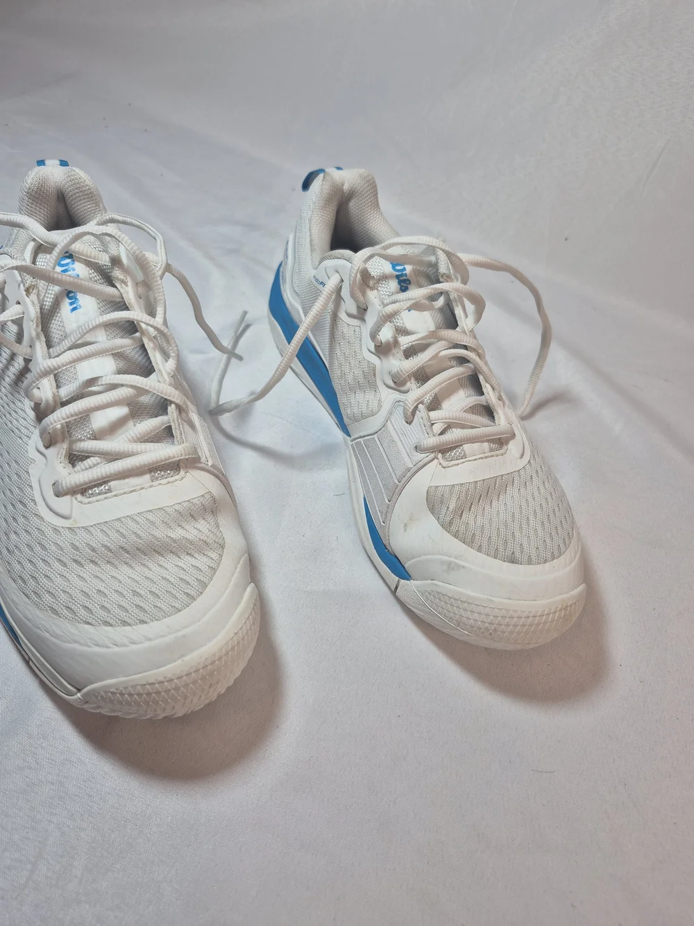 Wilson Rush Pro 4.5 Men’s Shoes – Wilson White and Blue Low-Top Tennis Sneakers